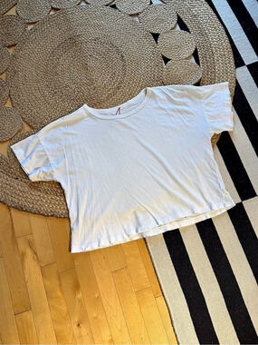 Le Bon Shoppe White Short Sleeve Tee Size Large